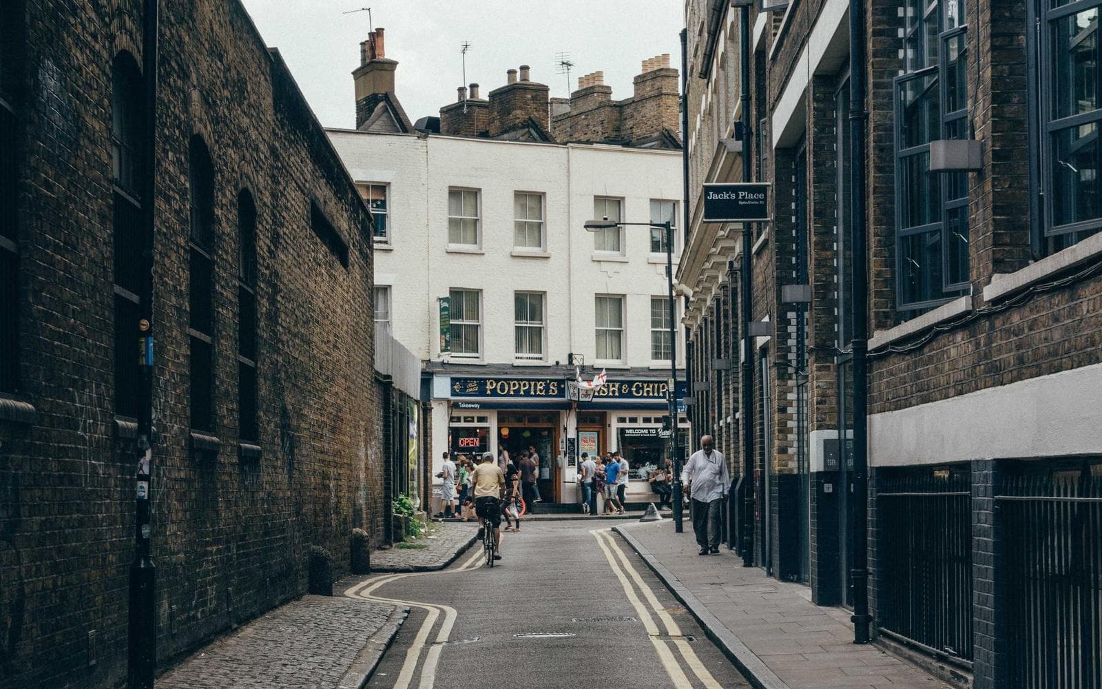 Semi-Furnished 3BHK for Rent, Sector 62 Noida - Image 3